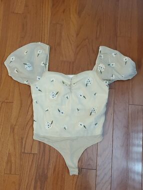 Le lis collection cream tank with embroidered white bouquet bodysuit Size Large